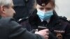 Спрашивали, почему он хочет убивать русских. Таджикистанца депортировали из России из-за кадров войны в Чечне в его телефоне